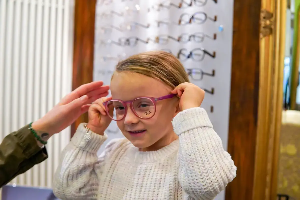 Kind probiert eine Kinderbrille bei Eyestyle Zwickau an